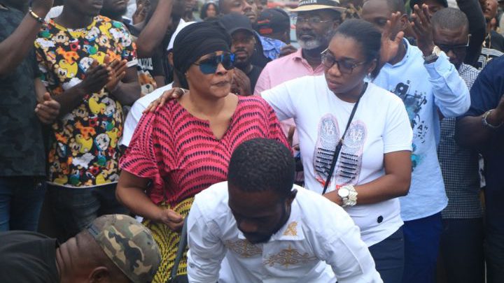 Trainee-dans-la-boue-apres-la-mort-de-son-fils-DJ-Arafat-Tina-Glamour-craque-et-repond-aux-Ivoiriens