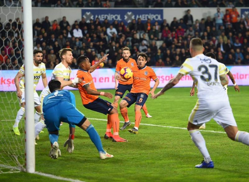 Turquie-Adebayor-et-lIstanbul-Basaksehir-se-rapprochent-du-titre-e1552158972592