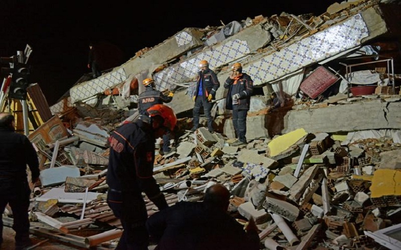 Turquie-au-moins-20-morts-dans-un-puissant-seisme