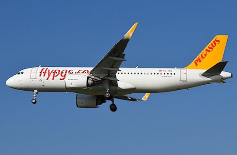 Turquie-un-avion-se-brise-en-2-apres-une-sortie-de-piste