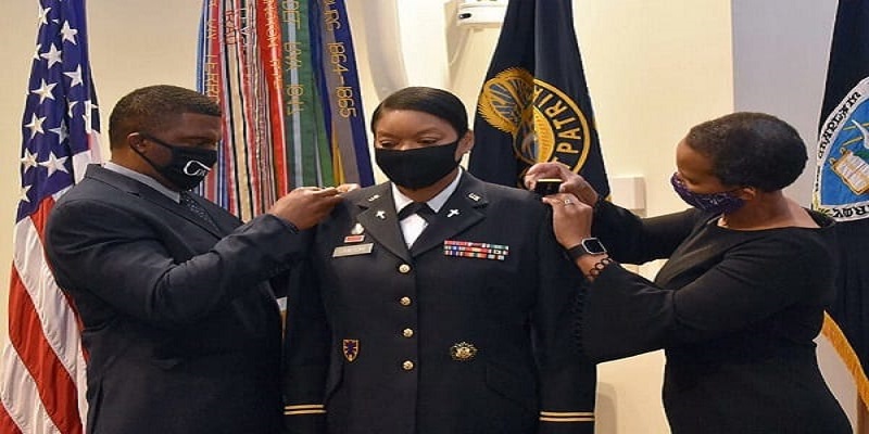 USA-Monica-R.-Lawson-devient-la-1ere-femme-noire-colonelle-de-larmee