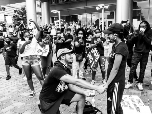 USA-un-homme-fait-sa-demande-en-mariage-en-pleine-manifestation-e1591374606626