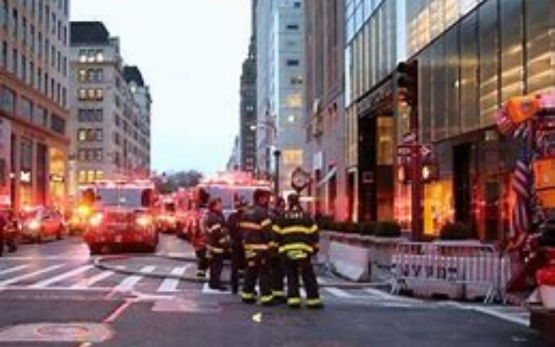 USA-un-homme-suspendu-a-la-Trump-Tower-de-Chicago-menace-de-se-suicider-sil-ne-parle-pas-au-President-video