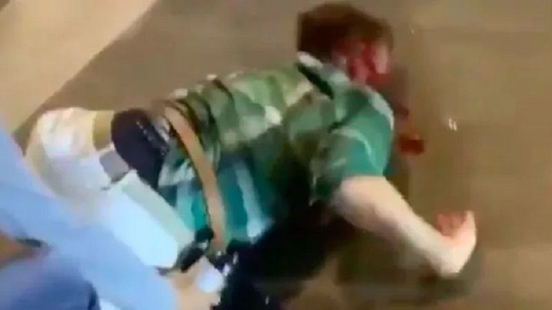 USA-un-homme-tabasse-apres-avoir-chasse-des-manifestants-avec-une-machette-video-choc