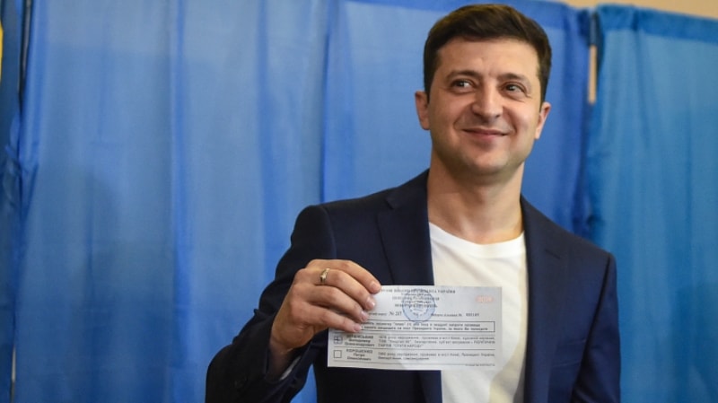 Ukraine-Officiel-le-comedien-Volodymyr-Zelensky-elu-president-min