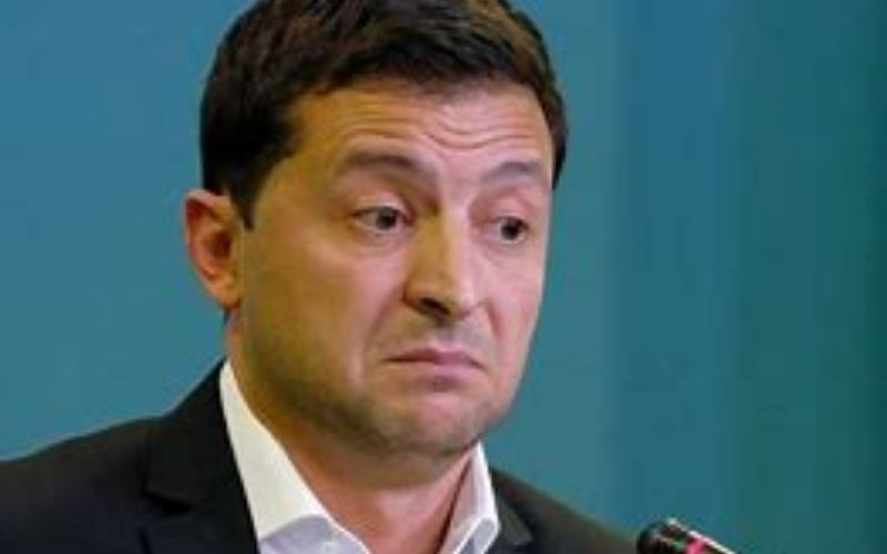 Ukraine-le-President-Zelensky-effraye-par-un-fort-bruit-lors-dune-reunion-video