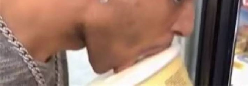 Un-Americain-derriere-les-barreaux-pour-avoir-leche-une-glace-et-lavoir-remise-en-rayon-video
