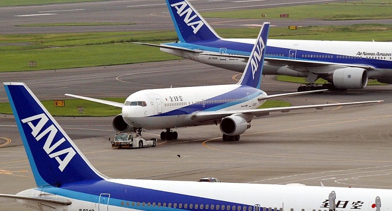 Un-Boeing-767-avec-un-moteur-en-feu-se-pose-en-urgence-au-Japon-video