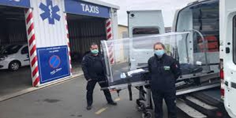 Un-Francais-cree-un-tunnel-en-plastique-pour-proteger-les-ambulanciers-contre-le-virus-photo