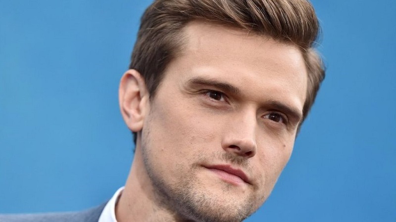 Un-acteur-de-Flash-se-fait-virer-a-cause-de-tweets-racistes-et-misogynes