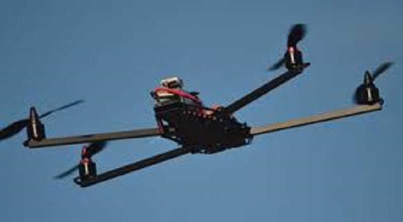 Un-avion-teleguide-fonce-droit-sur-lui-et-lui-cause-des-dommages