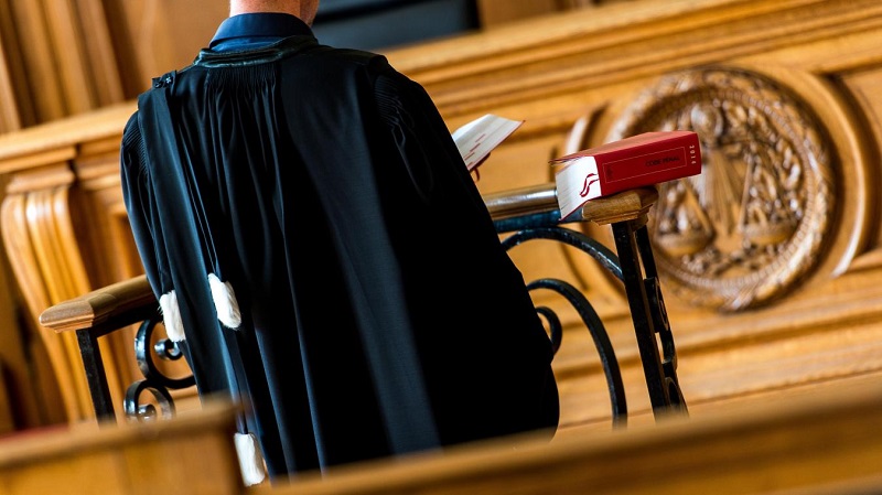 Un-avocat-parisien-soupconne-de-filmer-sous-les-jupes-de-ses-stagiaires