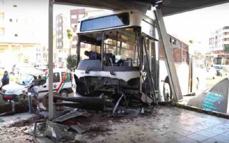 Un-bus-finit-sa-course-dans-un-cafe-a-Marrakech-faisant-une-dizaine-de-blesses-video