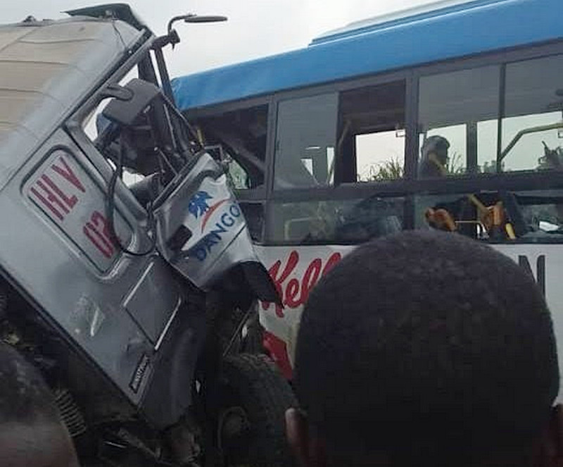 Un-camion-titan-Dangote-implique-dans-un-accident-tragique-de-circulation