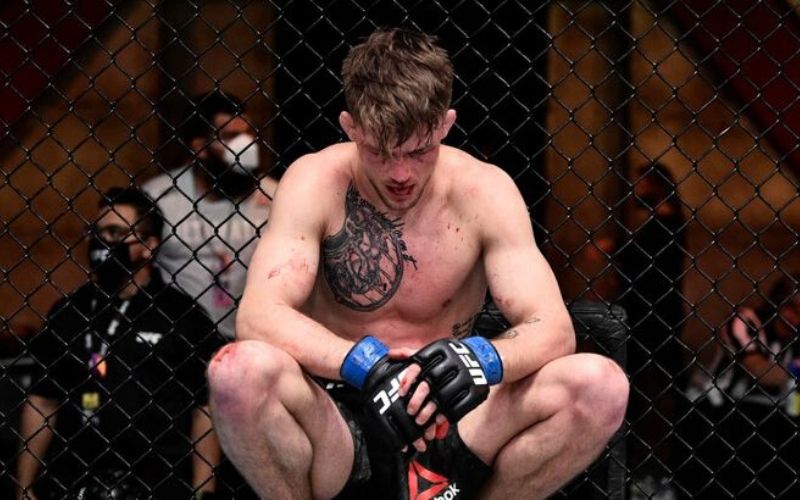 Un-combattant-americain-de-lUFC-supplie-son-coach-de-le-laisser-abandonner-la-partie-video