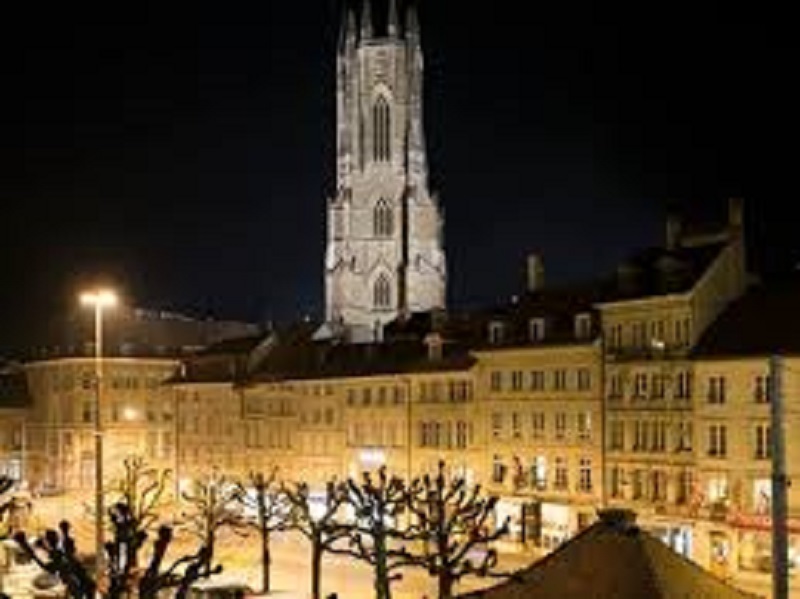 Un-cure-sexhibe-nu-sur-un-site-gay