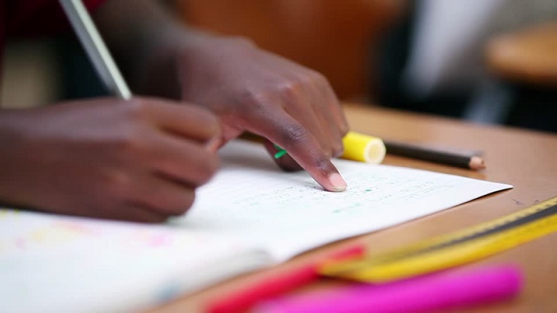 Un-ecolier-afro-americain-vendait-des-permis-autorisant-ses-camarades-a-dire-negre