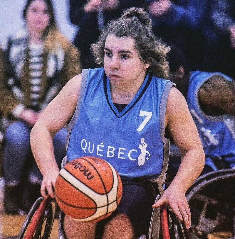 Un-etudiant-et-basketteur-en-fauteuil-roulant-recipiendaire-dune-bourse-de-2-millions-Fcfa