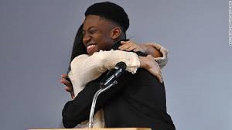 Un-etudiant-nigerian-sexcuse-aupres-du-prince-Harry-apres-avoir-embrasse-Meghan-Markle