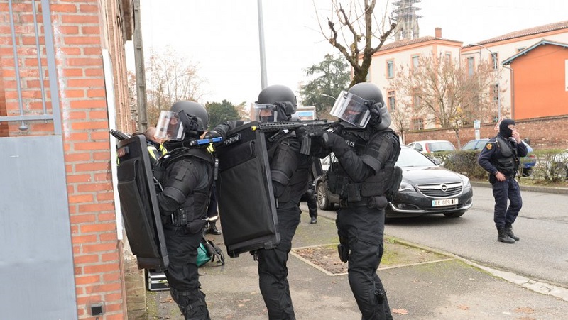 Un-forcene-debarque-dans-un-commissariat-arme-de-plusieurs-couteaux