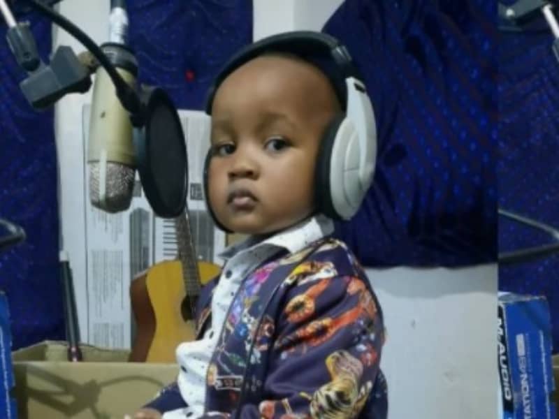Un-garcon-de-2-ans-sort-une-chanson-gospel-qui-fait-fondre-le-coeur-des-internautes-Video