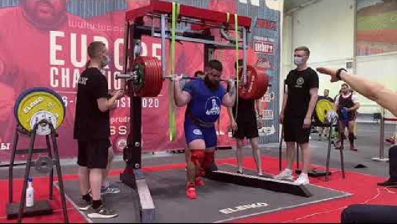 Un-haltere-de-400-kg-a-failli-ecraser-un-sportif-russe-qui-se-brise-les-2-genoux-video