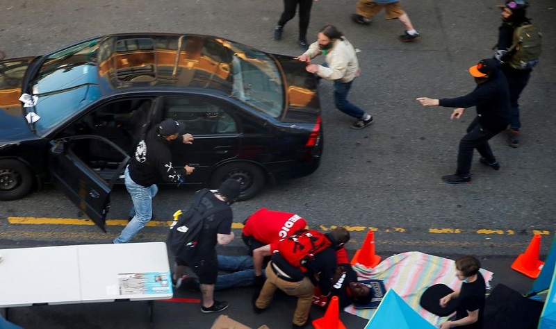 Un-homme-arme-fonce-en-voiture-sur-une-foule-de-manifestants-a-Seattle-et-ouvre-le-feu-video