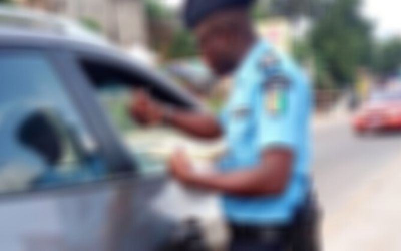 Un-homme-fait-disparaitre-le-se3e-dun-policier-qui-le-gene