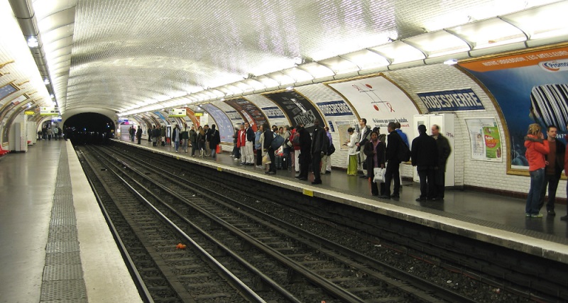 Un-homme-meurt-electrocute-a-Lyon-en-traversant-les-rails-du-metro