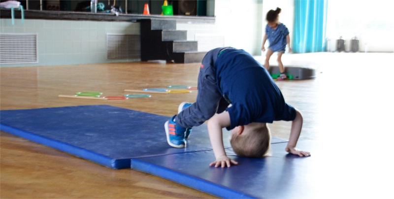 Un-homme-montre-a-ses-enfants-comment-faire-des-roulades-et-reste-paralyse-a-vie