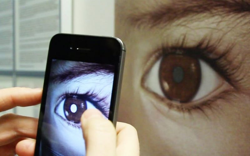 Un-homme-perd-la-vue-pour-utilisation-excessive-de-son-smartphone-la-nuit-e1572297895228