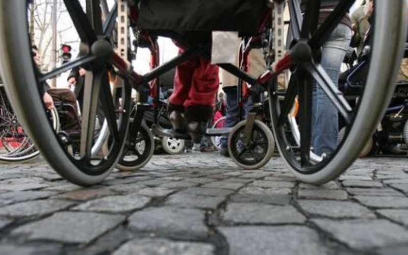 Un-homme-propose-daider-un-handicape-et-lui-vole-son-porte-monnaie