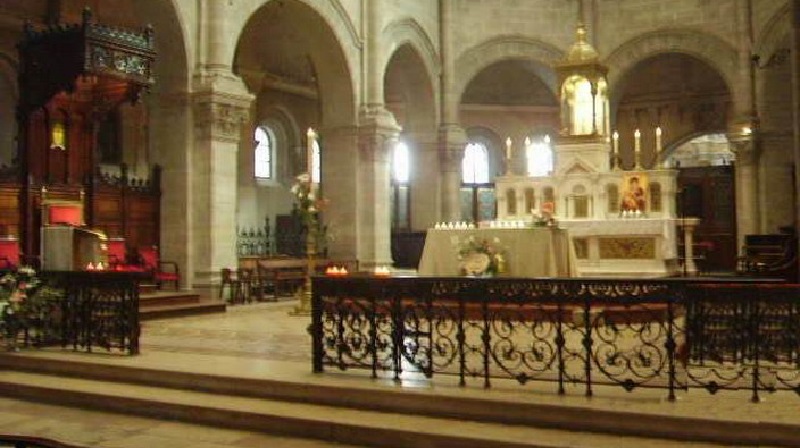 Un-homme-tente-de-penetrer-de-force-dans-la-cathedrale-de-Nimes-et-crie-Allahu-Akbar