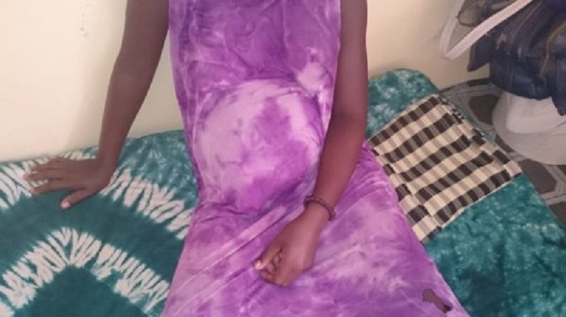 Un-jeune-de-14-ans-enceinte-une-eleve-de-CM2-et-couche-aussi-avec-ses-2-copines