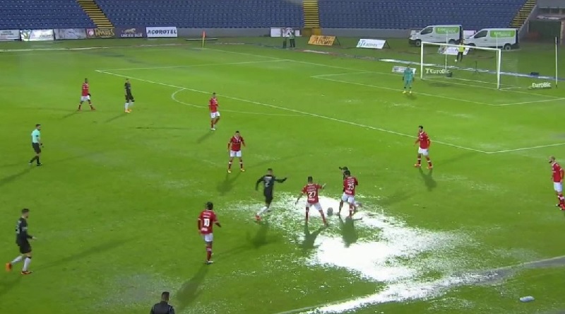 Un-joueur-filme-nu-dans-les-vestiaires-apres-linterruption-de-Benfica-Santa-Clara-photo