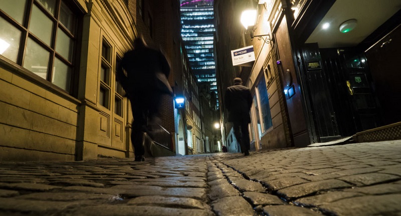 Un-journaliste-russe-de-80-ans-rattrape-le-voleur-qui-lui-a-arrache-son-sac-a-Londres