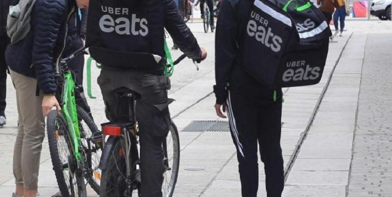 Un-livreur-dUber-Eats-surpris-en-plein-deal-de-drogues-camouflees-dans-son-sac