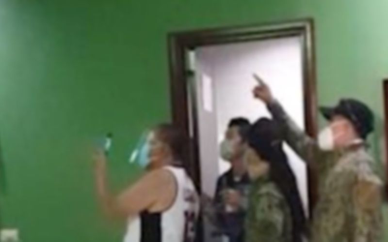 Un-mari-surprend-sa-femme-infidele-cachee-dans-le-faux-plafond-dune-chambre-dhotel