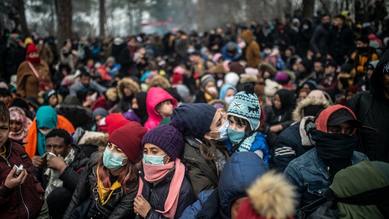 Un-migrant-tente-de-persuader-les-gardes-frontieres-grecs-de-les-laisser-passer-avec-cet-argument-video