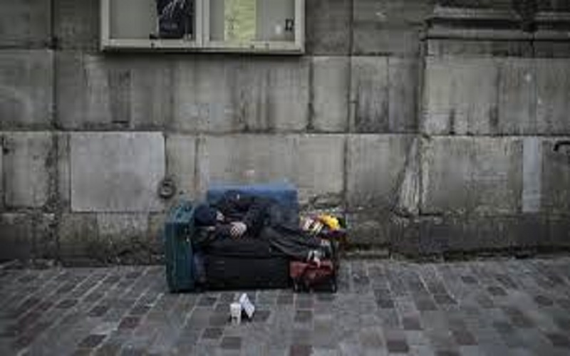 Un-policier-se-prend-4-ans-de-prison-pour-avoir-force-un-sans-abri-a-lecher-un-urinoir