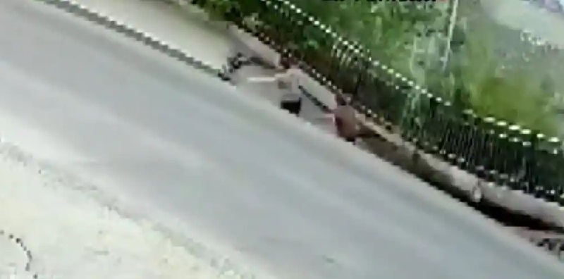 Un-trottoir-seffondre-en-emportant-avec-lui-des-passantes-video-choc