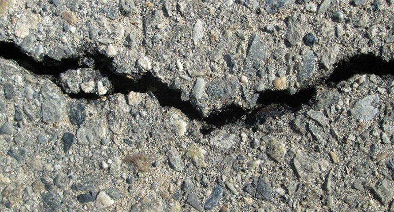 Un-trou-apparait-subitement-dans-une-ruelle-et-engloutit-4-personnes-en-Chine-video