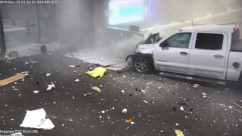 Un-vehicule-percute-a-grande-vitesse-le-batiment-dun-aeroport-en-Floride-video