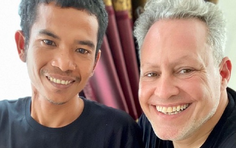 Un-vendeur-de-cercueils-devient-milliardaire-grace-a-un-cadeau-tombe-du-ciel-ce-quil-compte-faire-de-largent