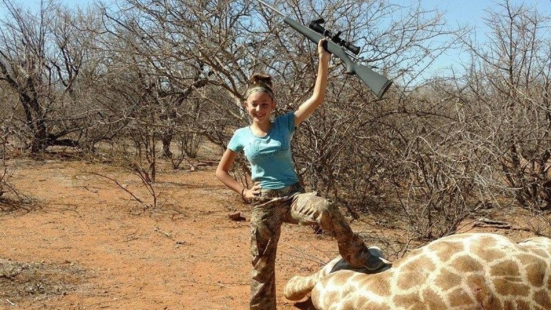 Une-adolescente-pose-avec-la-girafe-quelle-vient-de-tuer-et-provoque-lindignation
