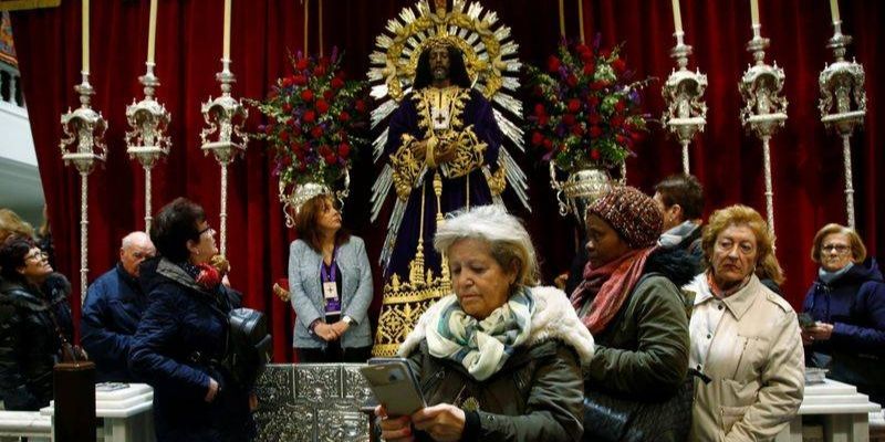 Une-autre-victime-du-coronavirus-le-baiser-dune-statue-religieuse-en-Espagne