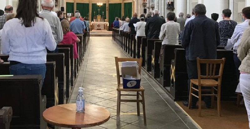 Une-bagarre-eclate-en-pleine-messe-a-cause-dun-gel-hydroalcoolique