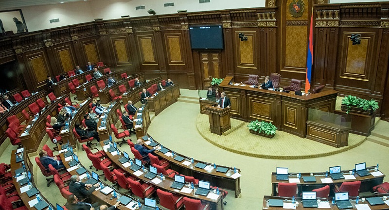 Une-bagarre-generale-eclate-au-parlement-armenien-en-pleine-seance-video