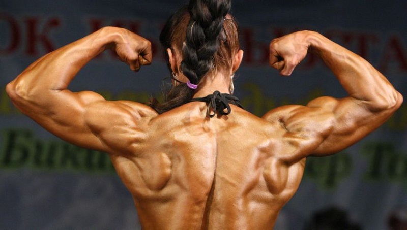 Une-bodybuildeuse-pro-se-deguise-en-mamie-et-surprend-toute-la-salle