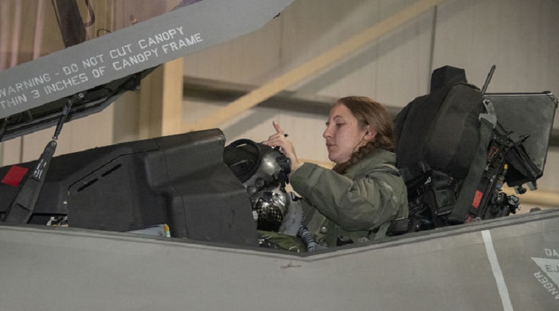 Une-capitaine-de-lUS-Air-Force-devient-la-premiere-femme-a-piloter-un-F-35-au-combat